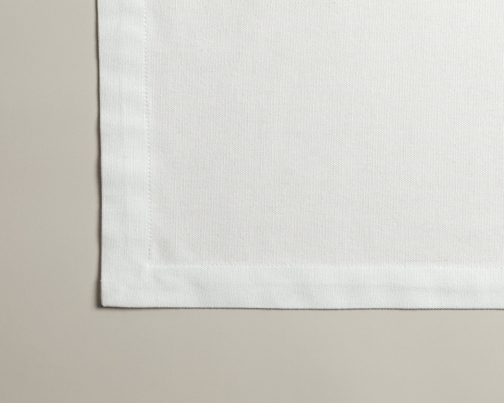 Coppice Crisp Linen placemat, unprinted reverse and stitched hem detail.