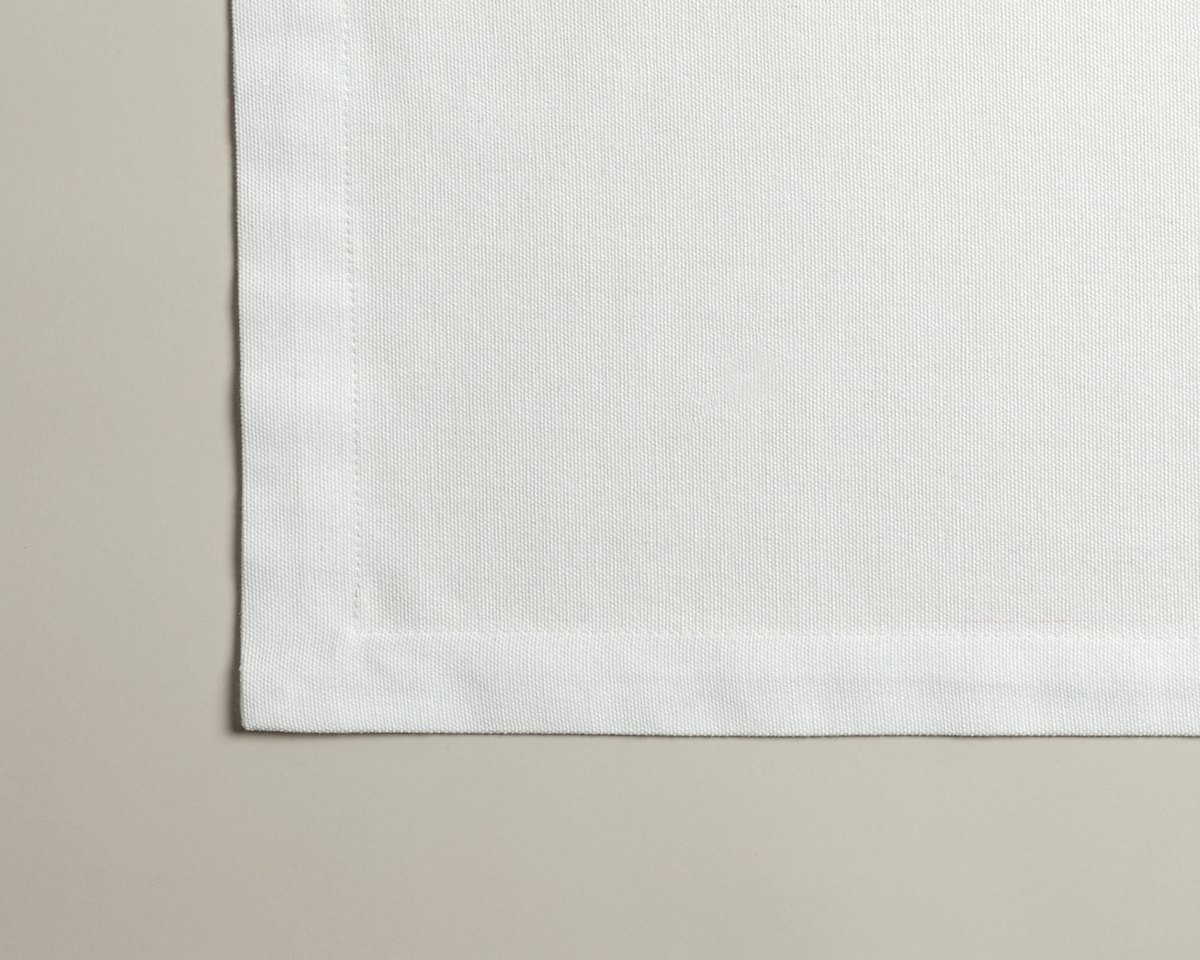 Coppice Crisp Linen placemat, unprinted reverse and stitched hem detail.